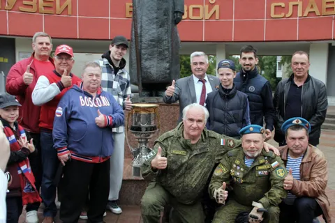 Кубок Гагарина побывал в гостях у ярославских ветеранов боевых действий