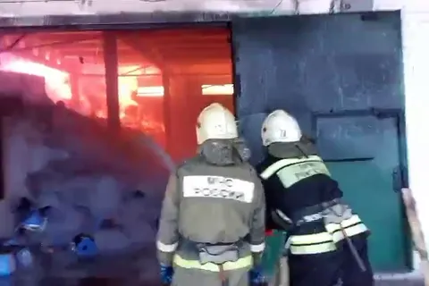В Ростове сгорел склад туалетной бумаги - видео