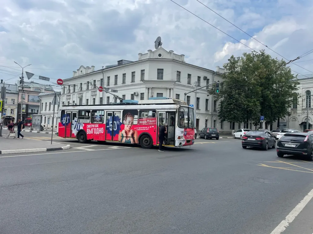 В центре Ярославля встали троллейбусы