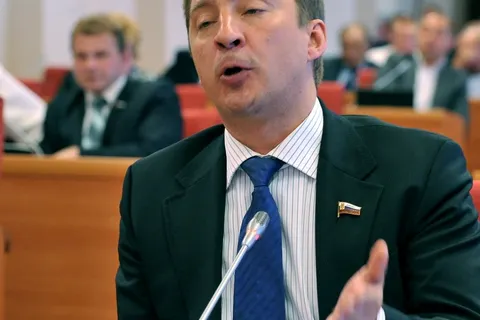Депутат Ярославской областной Думы Владимир Тихомиров строительство бани в Борисоглебском районе почему-то увязал с борьбой с алкоголем. Фото с заседания Думы