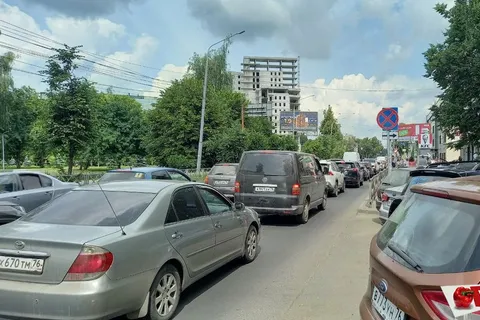 На Октябрьском мосту в Ярославле работает 9 человек