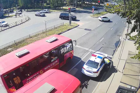 В Ярославле два пассажира пострадали в ДТП автобусов на остановке