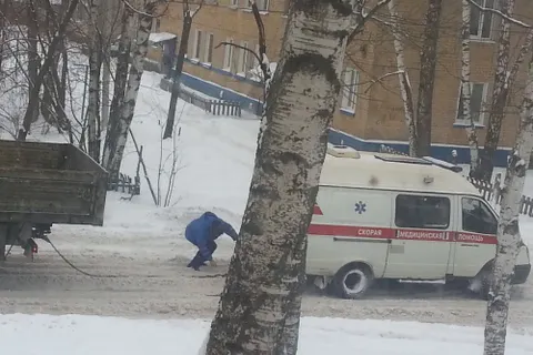 В сугробе в Ярославле застряла машина скорой помощи