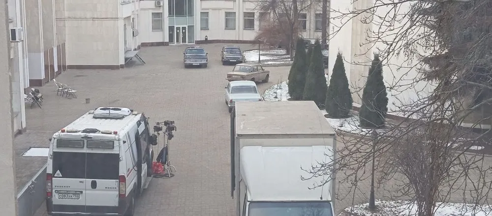 Во дворе здания ярославского правительства снимают ретродетектив