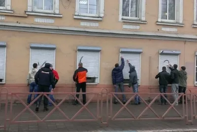 В Ярославле графитчики разрисовали университет