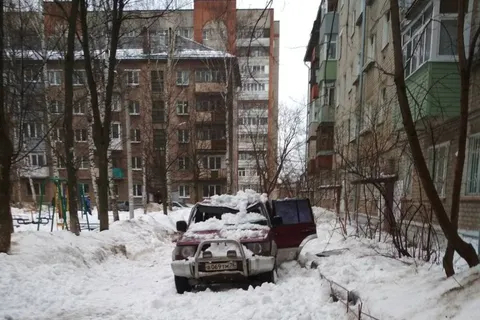 В Ярославле снег рухнул на внедорожник: есть пострадавшие