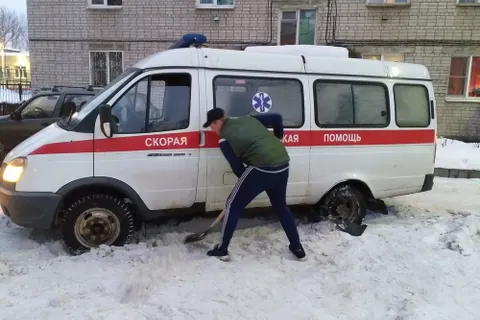 В ярославских дворах вновь застряла «скорая»
