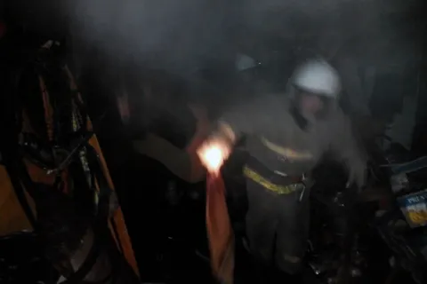 В Ярославле загорелся цех по ремонту двигателей