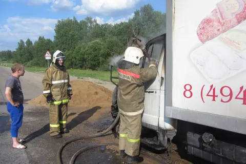 В Ярославском районе прямо на трассе загорелся грузовик