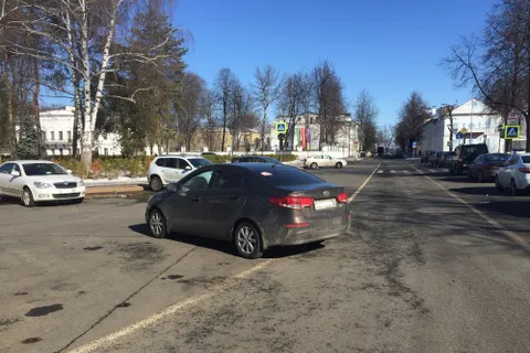 В Ярославле под окнами губернатора устроили парковку