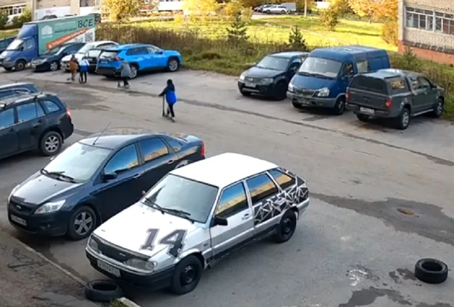 В Ярославле подростки на самокатах устроили коллективное бесколпачивание