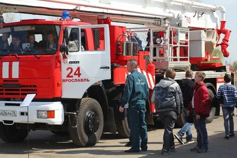 Пожарные вручили медаль губернатору Ярославской области (с фото)
