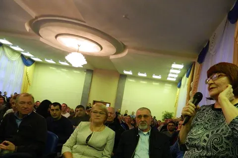 «Фи! Какие у них пустые головы и отрешенные лица!»