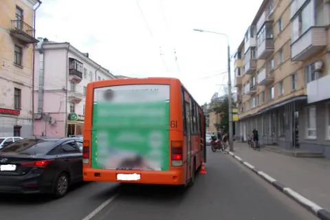 В Ярославле «бесправный» водитель на мотоцикле столкнулся с автобусом