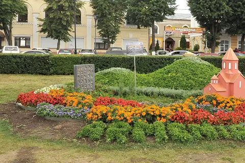 В Ярославле прошла презентация цветочных композиций «Ярославль многоликий», расположенных возле часовни Александра Невского. Фоторепортаж