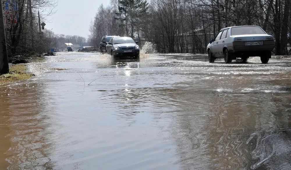Талые воды заливают Резинотехнику Ярославля. Фоторепортаж