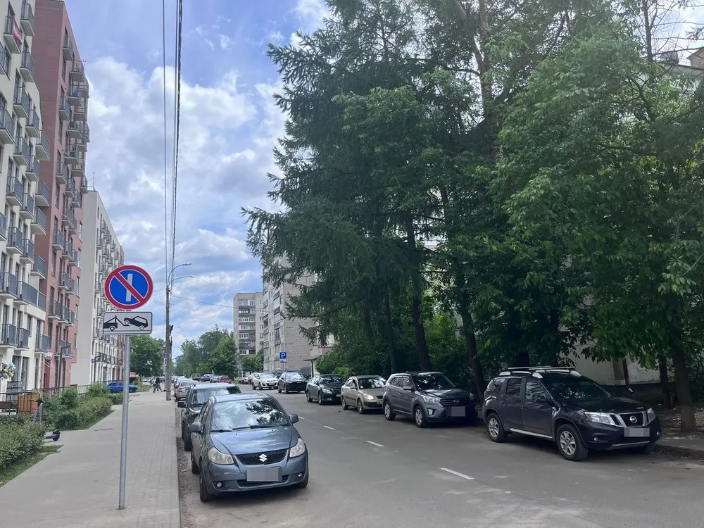 Жители ярославского ЖК просят изменить правила парковки