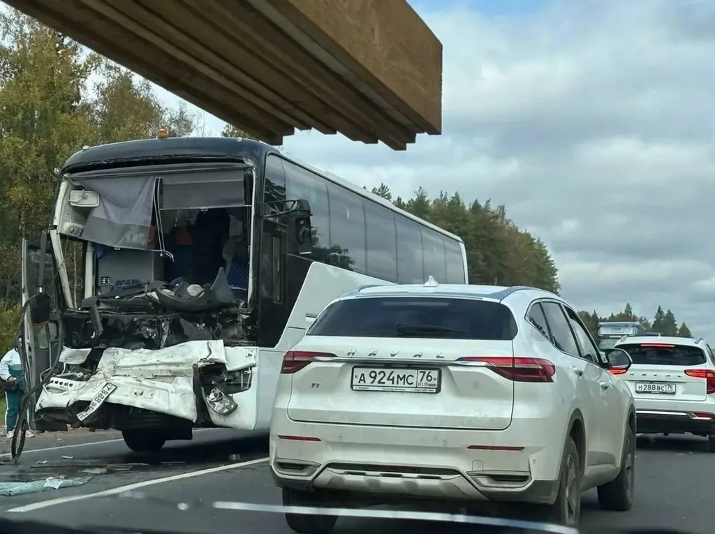 Попавший в ДТП в Ярославской области автобус перевозил туристов