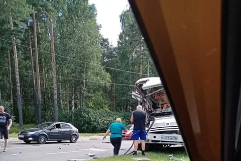 В Ярославле «маршрутка» врезалась в грузовик: пострадали три человека