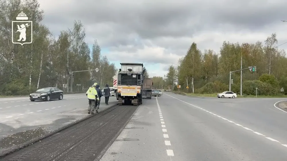 На проспекте Фрунзе в Ярославле снимают старый асфальт