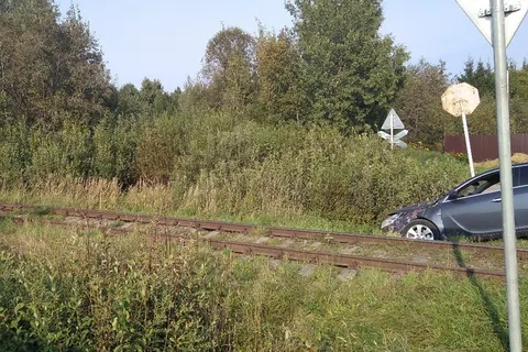 В Ярославской области на переезде тепловоз снес иномарку