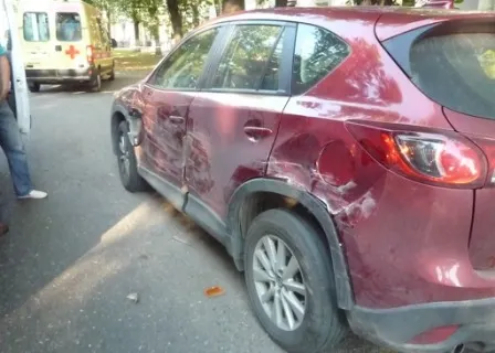 В Ярославле рейсовый автобус № 30 врезался в стоящую «Мазду»