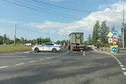 В Ярославле перевернулся мусоровоз