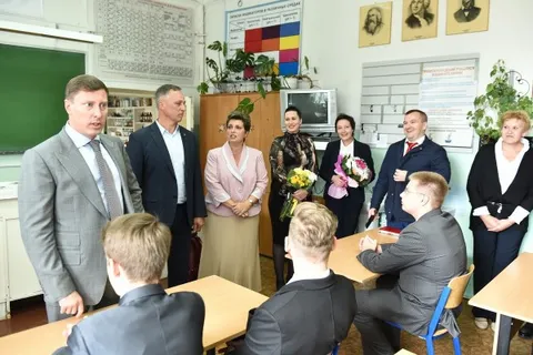 Дмитрий Степаненко посетил ярославскую школу с углубленным знанием английского языка