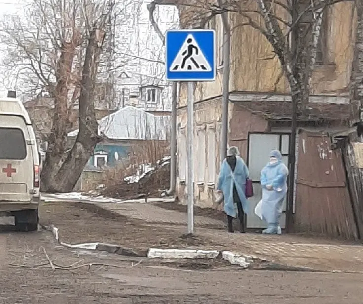 Медики в защитных костюмах вызвали панику у жителей Ярославской области