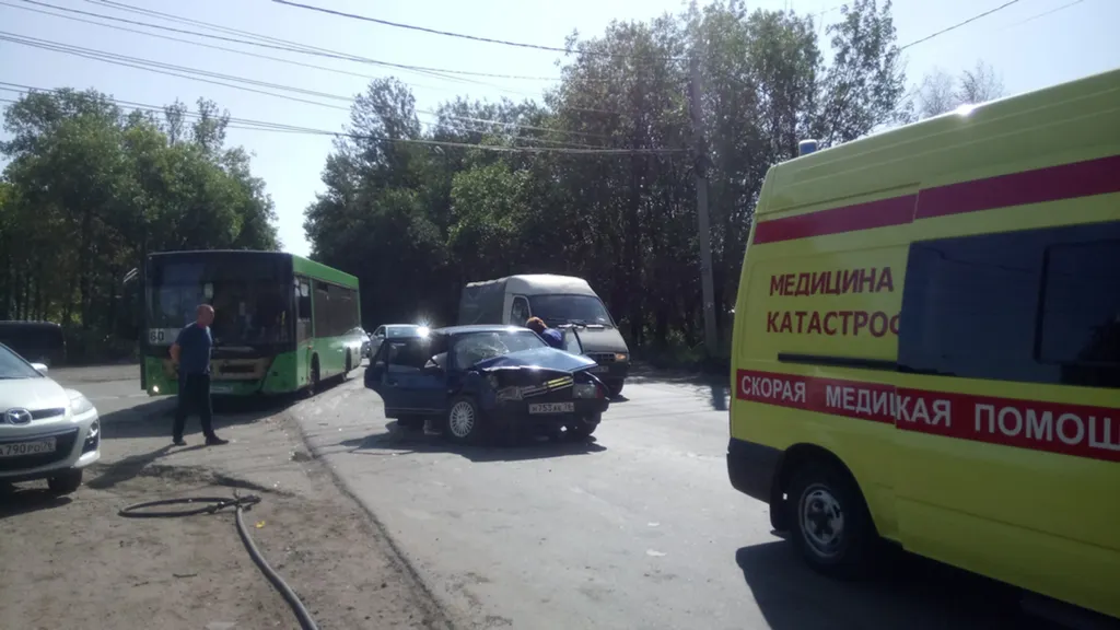 В Ярославле автомобиль «ВАЗ-21099» протаранил рейсовый автобус