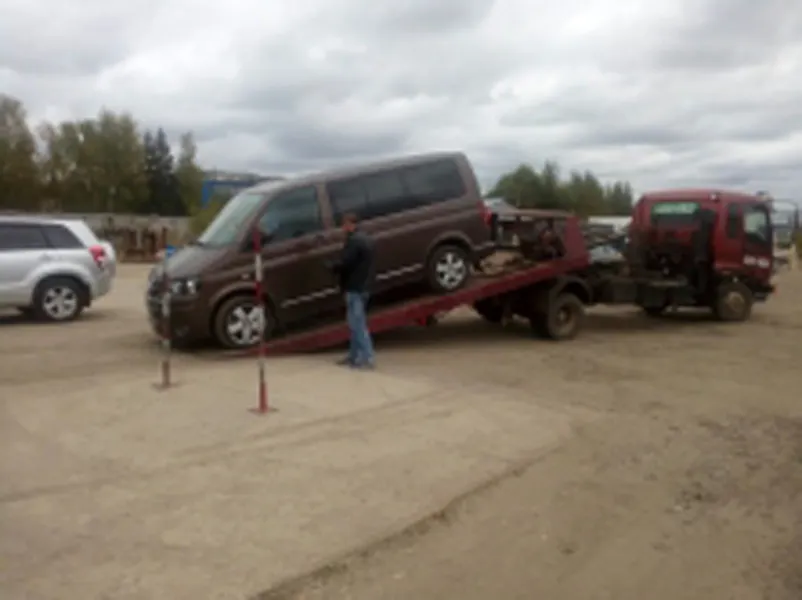 Приставы на эвакуаторе отправили микроавтобус должника на специализированную стоянку