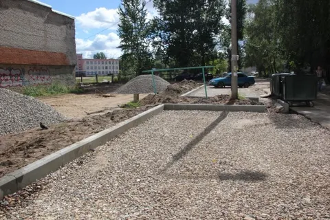 В Ярославле детские городки устанавливают сразу десять бригад