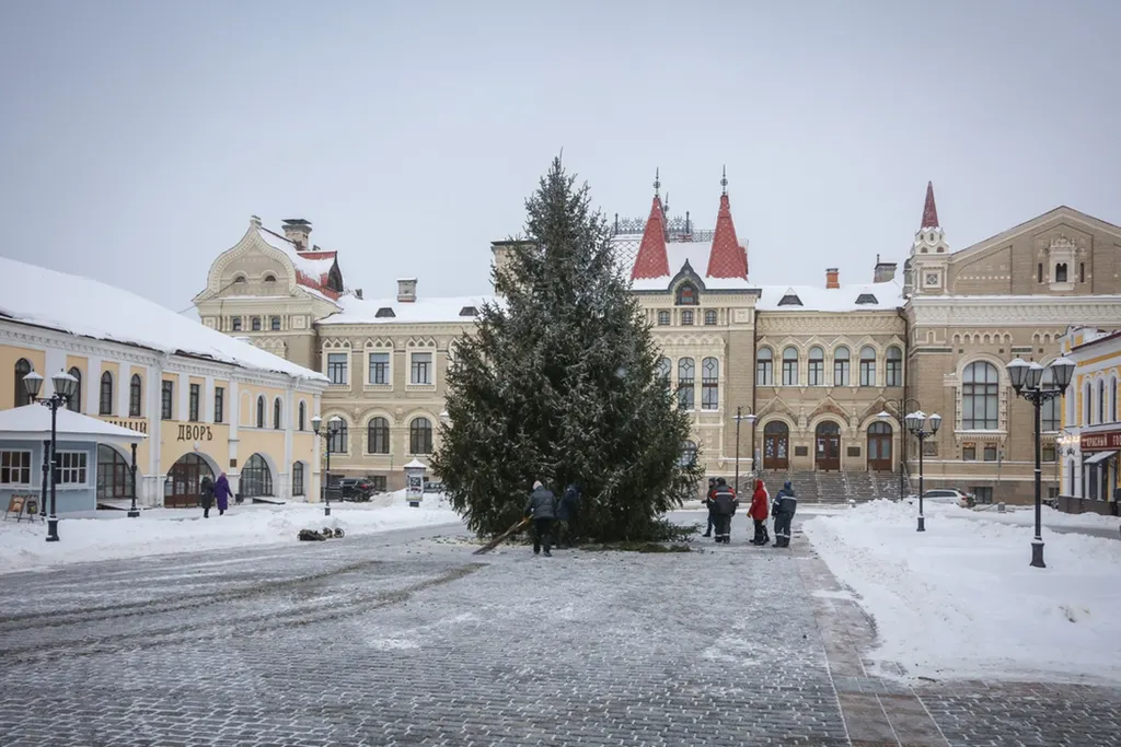 Главная елка Рыбинска оказалась на 3 метра ниже ярославской