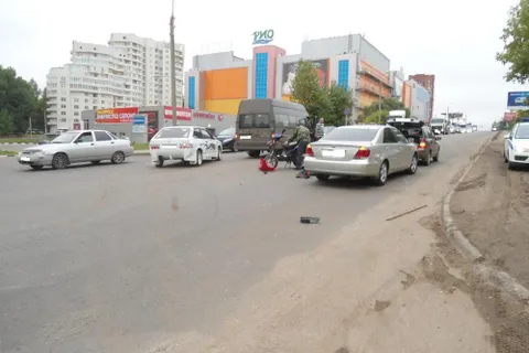 В Ярославле скутер протаранил иномарку
