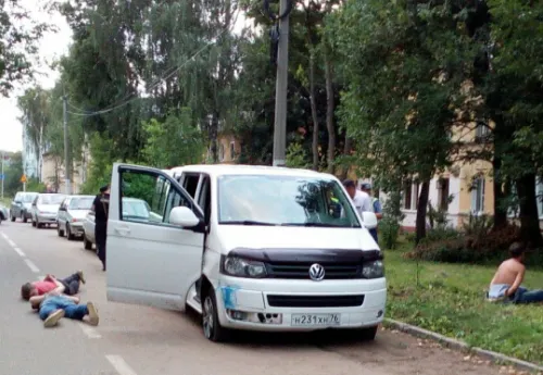 В Ярославле полицейские остановили машину выстрелами по колесам