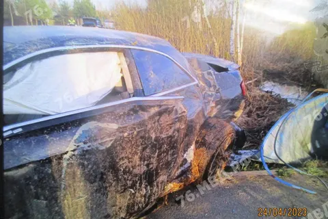 В Ярославской области «Ауди» смяла автобусную остановку