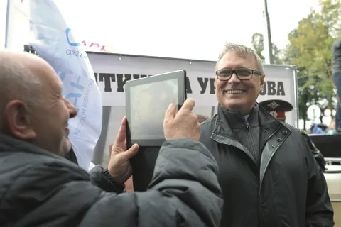 В Бориса Немцова на митинге в Ярославле запустили сырым яйцом. С фото