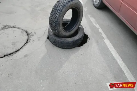 «Дыра, как в совести чиновников»: в центре Ярославля провалился асфальт
