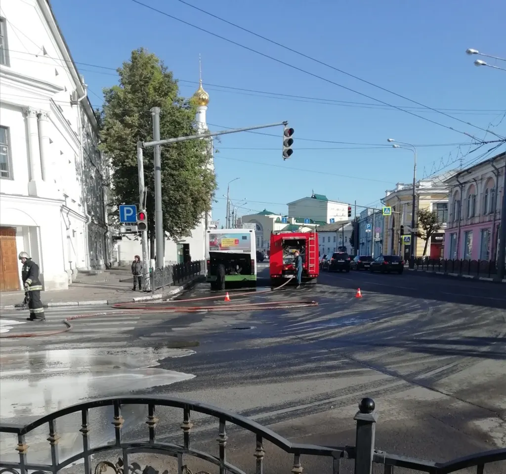 ЧП с пассажирским автобусом: центр Ярославля залили пеной
