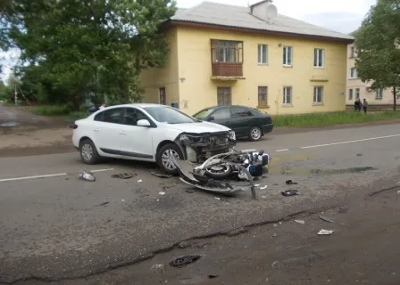 В Ярославле мотоциклист получил травмы – водитель иномарки не предоставил преимущество в движении