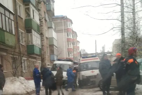 В Ярославле снег рухнул на внедорожник: есть пострадавшие