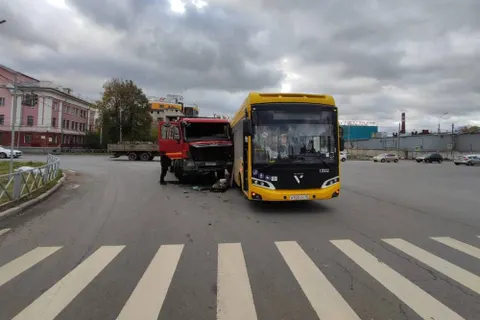 В Ярославле желтый автобус столкнулся с грузовиком