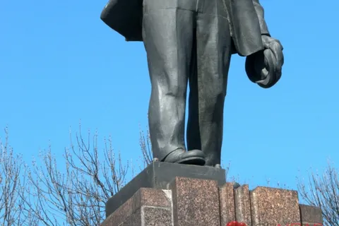 В Ярославле коммунисты возложили цветы к памятнику Ленину. Фоторепортаж
