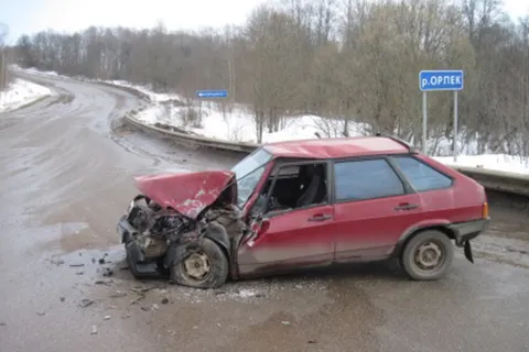 В Ярославской области «ВАЗ» врезался в автобус с 12 пассажирами