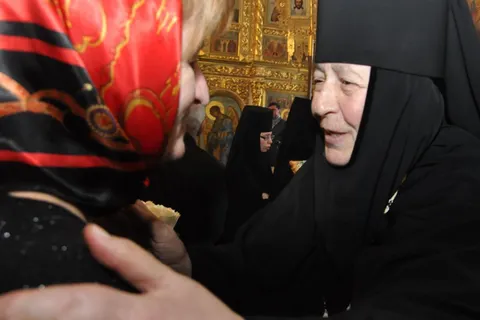 От ярославцев игуменью Варвару поздравили руководители области и города