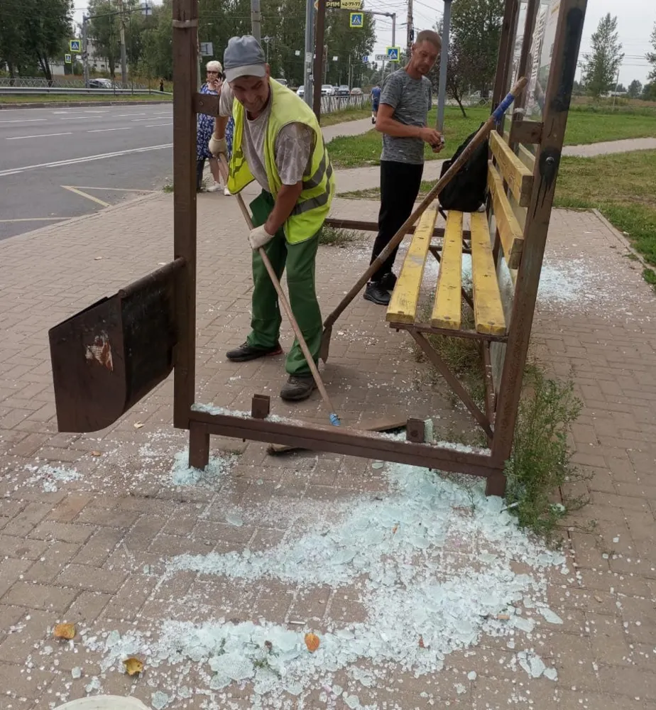В Ярославле вандалы разгромили брагинскую остановку
