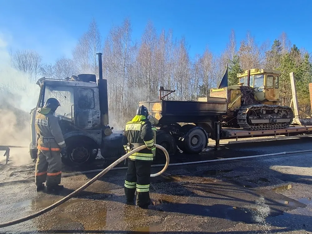 В Ярославской области на дороге загорелся грузовик