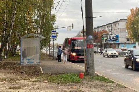 В Ярославле автобусы проезжают мимо новой остановки