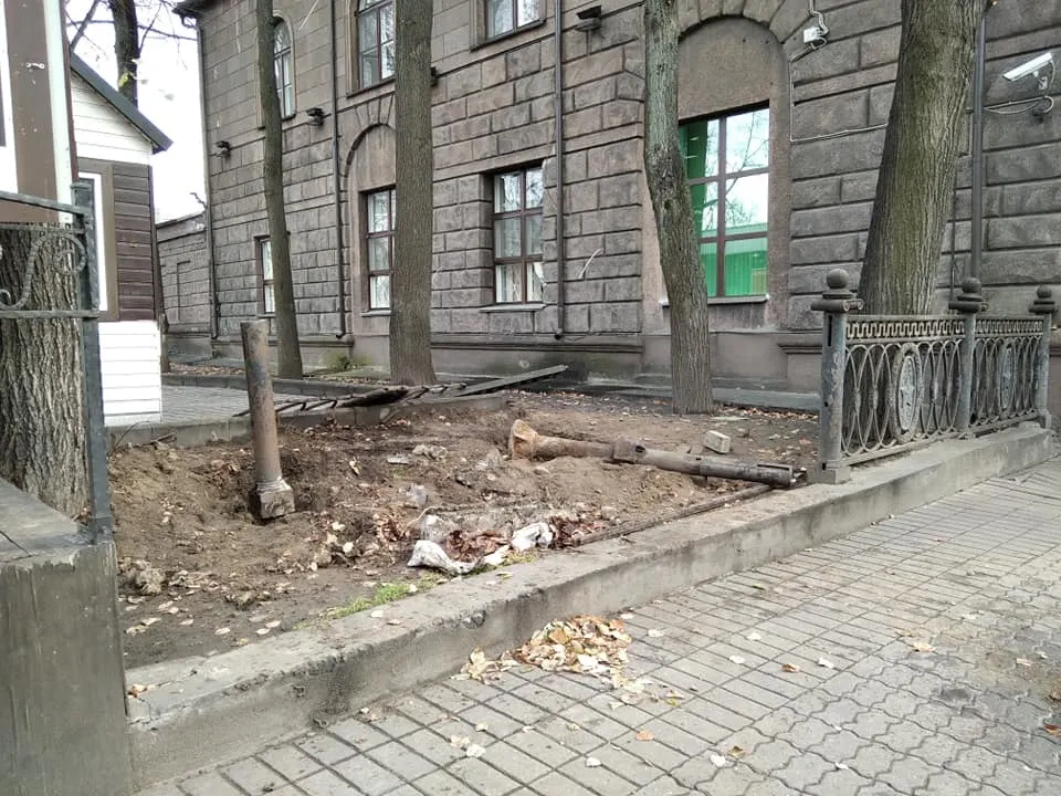 В центре Ярославля демонтируют чугунный забор