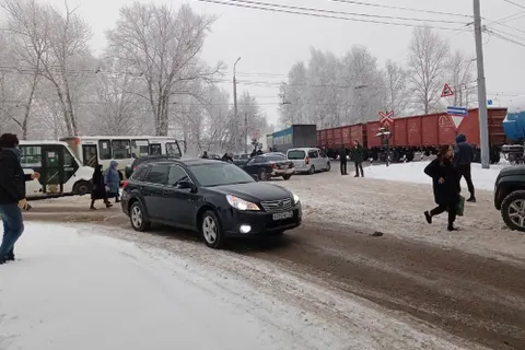 В Ярославле фура столкнулась с поездом